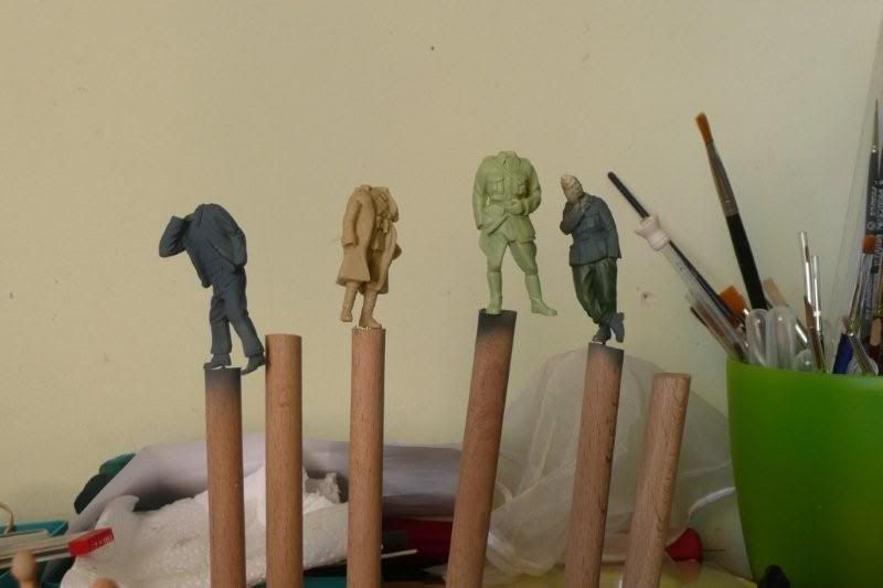 http://i764.photobucket.com/albums/xx285/kakifox/Figurines%20diverses/Figurines-piges.jpg