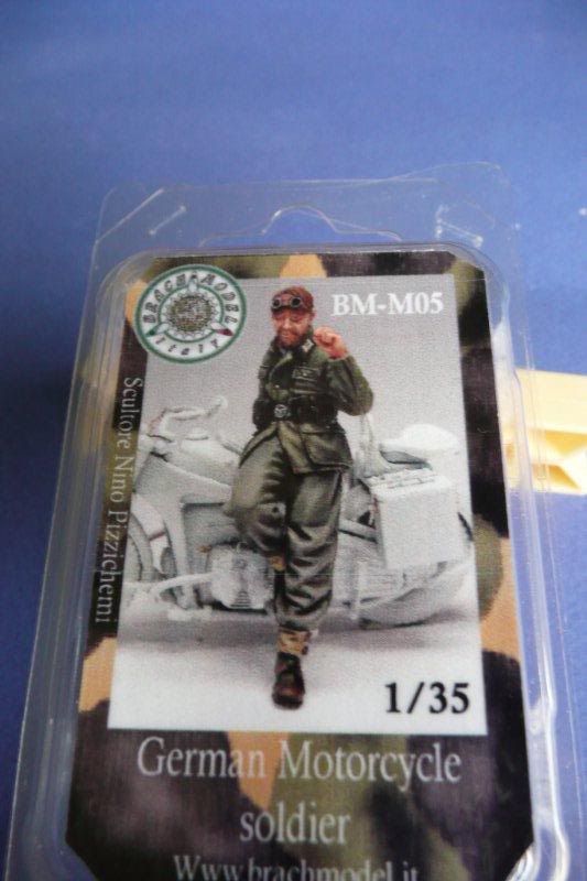 http://i764.photobucket.com/albums/xx285/kakifox/Figurines%20diverses/P1030764.jpg